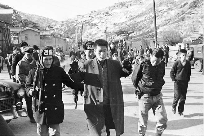 Kim Shin-jo being escorted after the unsuccessful Blue House raid in January 1968